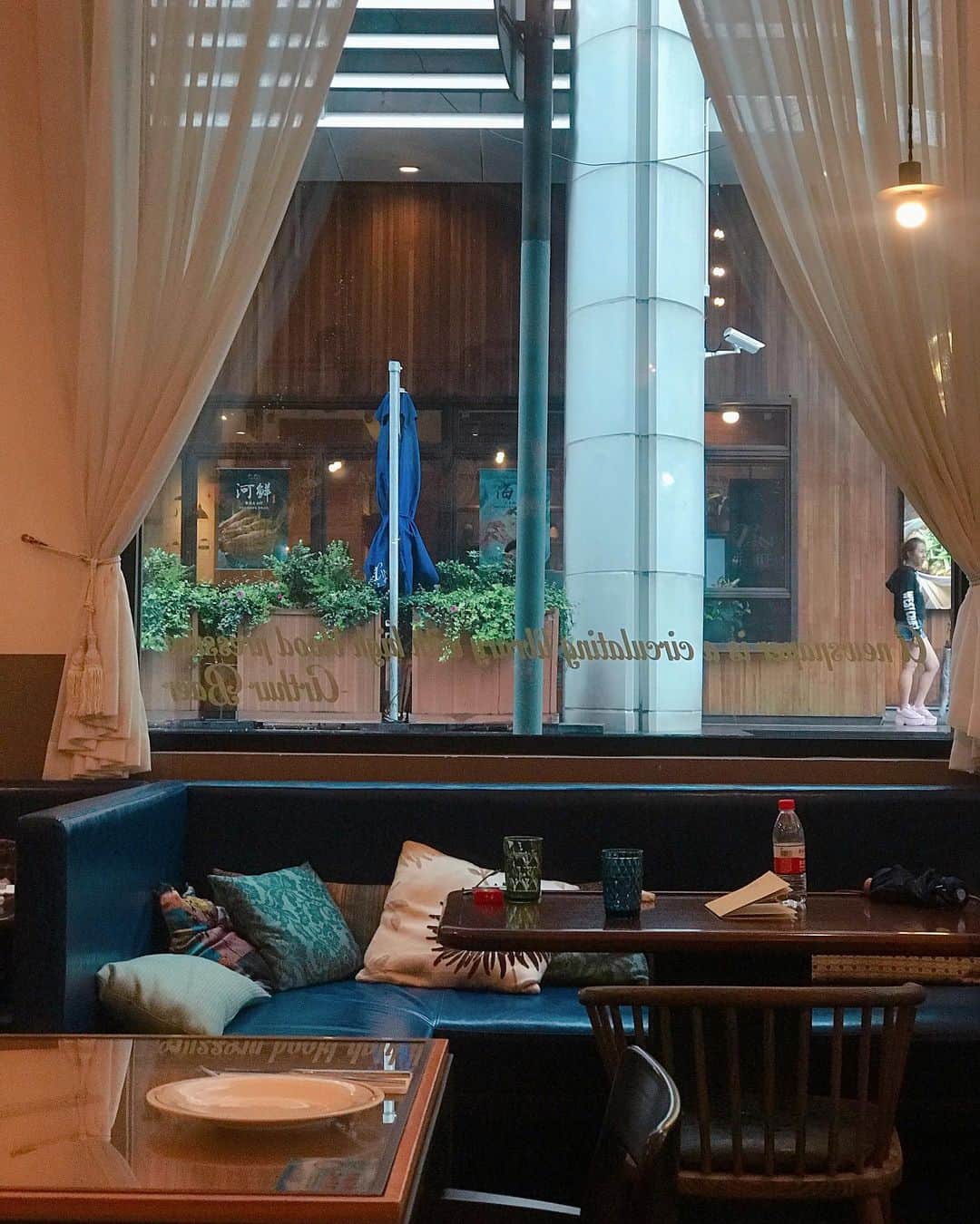 葉晟睿さんのインスタグラム写真 - (葉晟睿Instagram)「（#kalvintravel🇨🇳 𝙎𝙃𝘼𝙉𝙂𝙃𝘼𝙄） ⠀ 📰上海第一份報紙「申報」1872年創刊， 歷經晚清、北洋、民國三個時代， 是中國歷史上發行時間最長的報刊。 現改建成非常歐式的咖啡餐館， 環境非常美，二樓還有小酒吧 不過飲料跟甜點相較之下就不怎麼樣了。 ⠀ ．冰桂花拿鐵(小) 35 𝘳𝘮𝘣 ．冰美式咖啡(小) 28 𝘳𝘮𝘣 ．百香果芝士蛋糕 35 𝘳𝘮𝘣 ⠀ 🇨🇳 中国上海市黄浦区汉口路309号申报馆1楼A1-03 🚇 南京东路 地铁站 3号口 🕰 11:00 ㏂—10:00 ㏘ ⠀ #kalvintravel #shanghaiist #shanghaiistfood #shanghaicafe #shanghaiexpat #shanghairestaurant #shanghaidaily #cafeinshanghai #shanghaicoffee #shanghaisipg #shanghaibund #thepress #thepressshanghai #shanghaiarchitecture #南京东路步行街 #南京步行街 #不限時咖啡廳 #上海咖啡 #上海カフェ #상하이파스타 #상하이카페 #상해카페 #上海日常 #上海グルメ #黄浦区 #申报馆 #上海咖啡店 #上海咖啡廳 #申報館」8月11日 9時33分 - kalvin.yeh