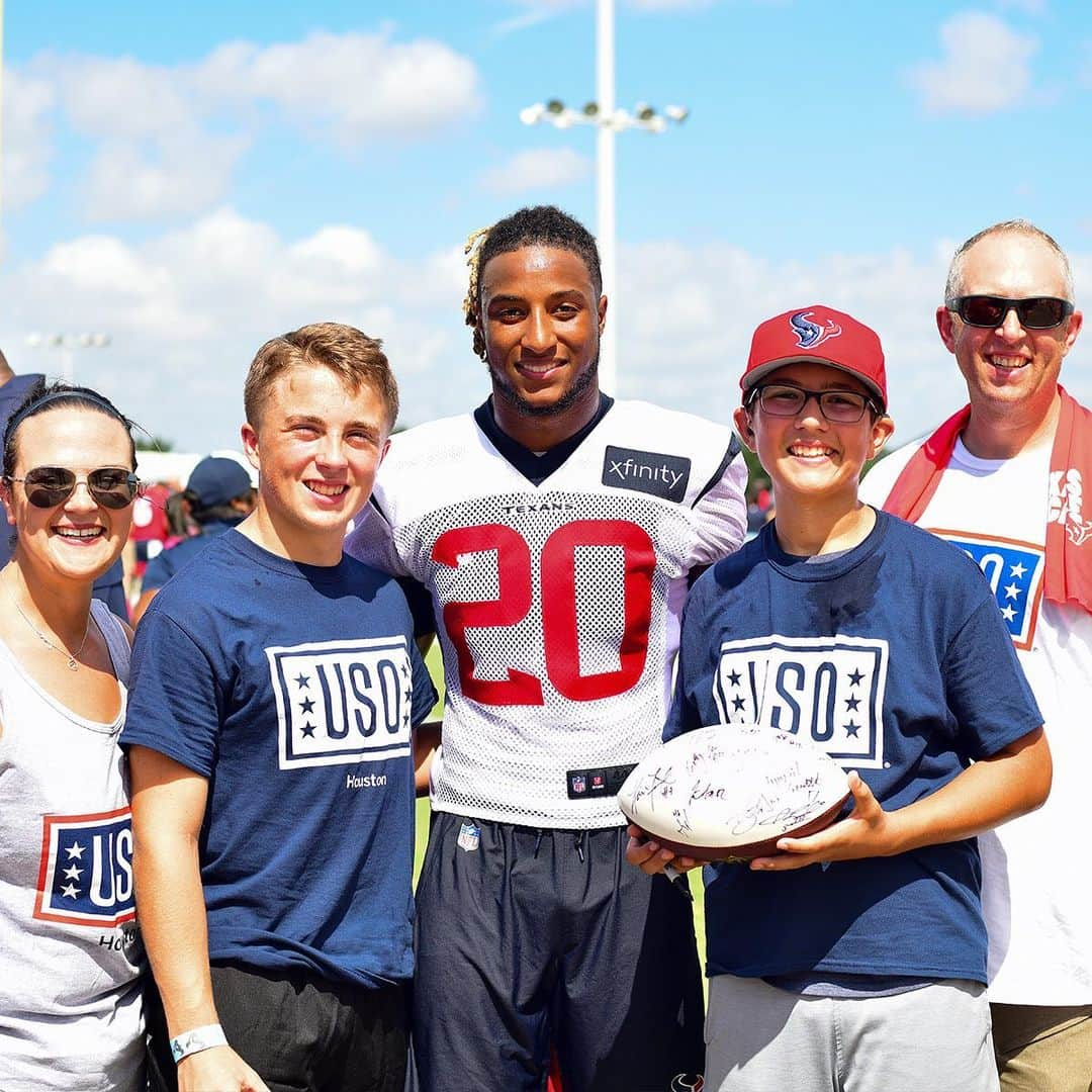 ヒューストン・テキサンズさんのインスタグラム写真 - (ヒューストン・テキサンズInstagram)「After a special invite to #TexansCamp, members of @theuso received custom challenge coins by #Texans Chairman and CEO Cal McNair and his family. #TexansSalute」8月11日 9時36分 - houstontexans