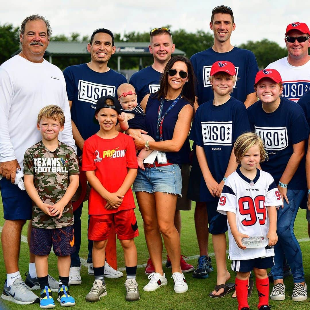 ヒューストン・テキサンズさんのインスタグラム写真 - (ヒューストン・テキサンズInstagram)「After a special invite to #TexansCamp, members of @theuso received custom challenge coins by #Texans Chairman and CEO Cal McNair and his family. #TexansSalute」8月11日 9時36分 - houstontexans