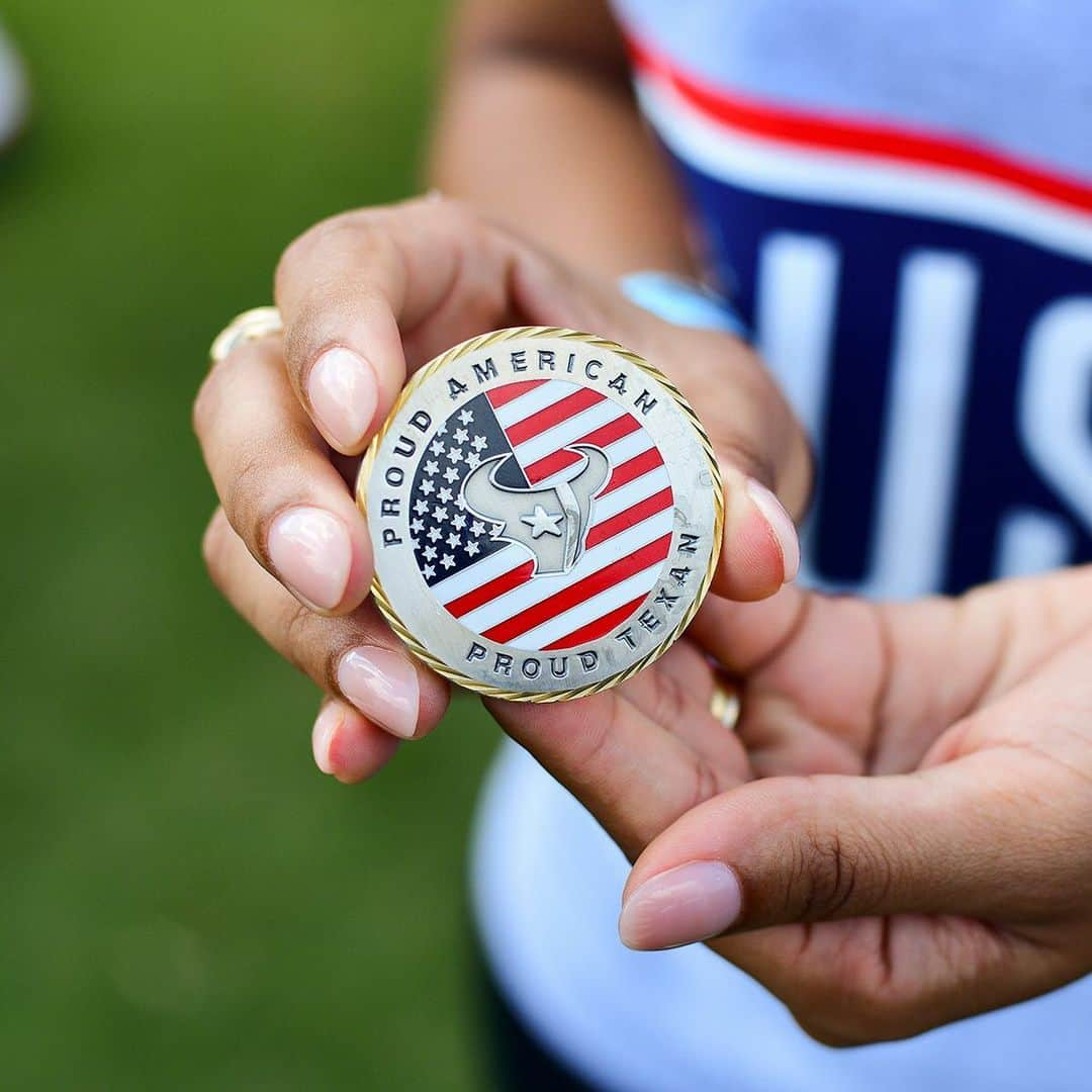 ヒューストン・テキサンズさんのインスタグラム写真 - (ヒューストン・テキサンズInstagram)「After a special invite to #TexansCamp, members of @theuso received custom challenge coins by #Texans Chairman and CEO Cal McNair and his family. #TexansSalute」8月11日 9時36分 - houstontexans