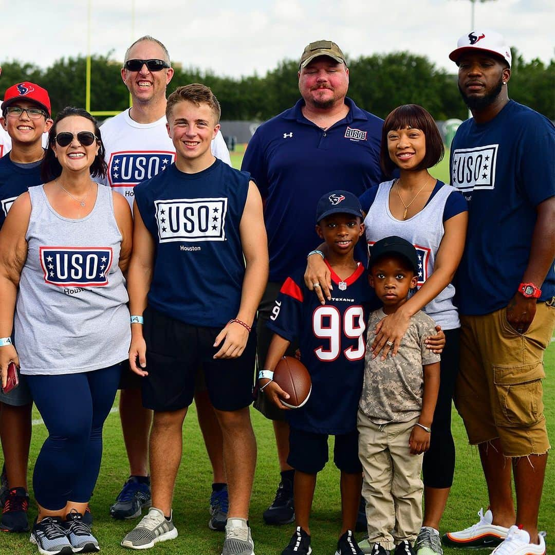 ヒューストン・テキサンズさんのインスタグラム写真 - (ヒューストン・テキサンズInstagram)「After a special invite to #TexansCamp, members of @theuso received custom challenge coins by #Texans Chairman and CEO Cal McNair and his family. #TexansSalute」8月11日 9時36分 - houstontexans