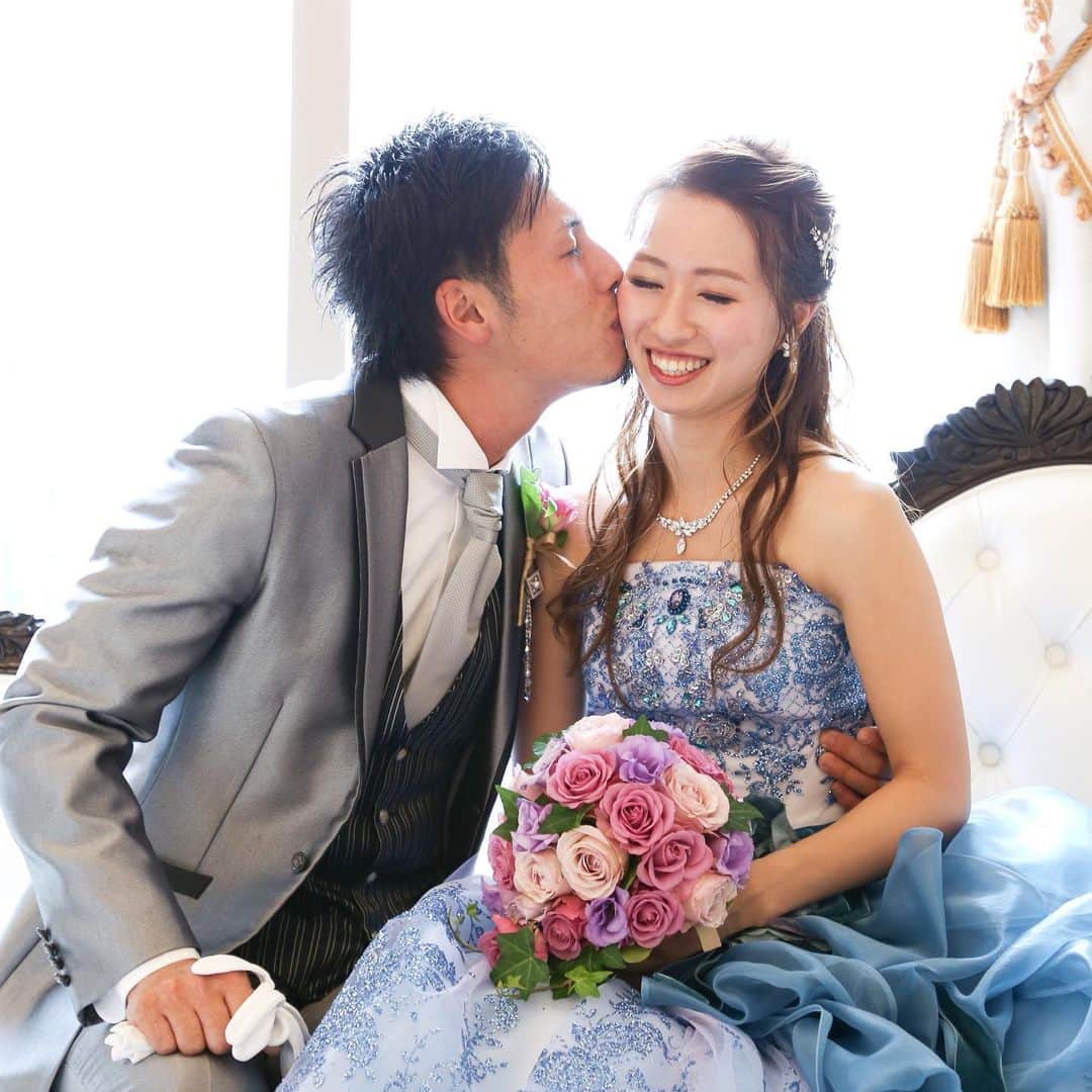 のインスタグラム：「@lasoeurosaka_wedding 仲良しショット❤️ . . . #モントレ花嫁 #ホテルモントレラスール大阪  #モントレウェディング #モントレ #モントレラスール大阪 . . #dressy花嫁  #marry花嫁  #プレ花嫁 #卒花嫁 #全国の花嫁さんと繋がりたい  #weddingdress #takamibridal  #wedding #結婚式 #ホテル婚 #ブライダルフェア」