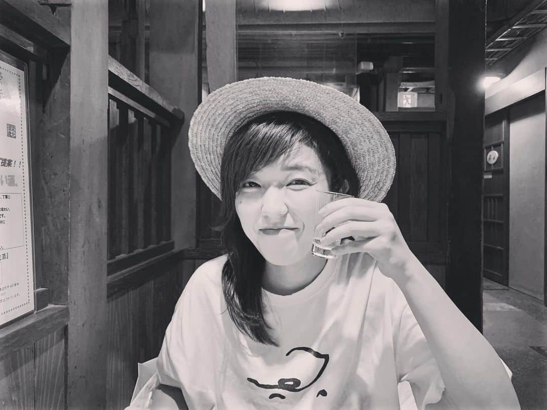 井上侑さんのインスタグラム写真 - (井上侑Instagram)「メッセージを下さった皆さま、ありがとうございます。  今年は、生まれた場所、愛媛で誕生日を迎えました。 1987年の8月9日、松山の病院で生まれた私は、驚くほど、髪の毛がフッサフサだったそうです。🐵 里帰り出産だったので、両親が生まれた愛媛でポンッと生まれ、すぐに東京に戻り、練馬ですくすく育ちました。 今でも仲良くしてくれる大切な友人に出逢い、歌が好きになり、合唱団に入って、音楽学校に進み、歌を歌いながら、とても有り難いご縁に恵まれて、今日までやってくることができました。 凹みやすくて、ビビリで、頑固で、お調子者で、緊張しいの井上に、何度も勇気を与えてくれた皆皆皆さま、感謝の気持ちでいっっっぱいです。  好きなことを好きだと言えて 美味しいご飯を誰かと食べられて 一日の終わりに湯船にザブーンと浸かれる それを感じられる世界であってほしいな 誰にとっても。🍑 32歳になりました。 今後とも、どうぞよろしくお願い申し上げます。  #道後温泉 で汗を流して #石鎚 という #日本酒 #一口いただきました」8月11日 9時40分 - yuinouehappy