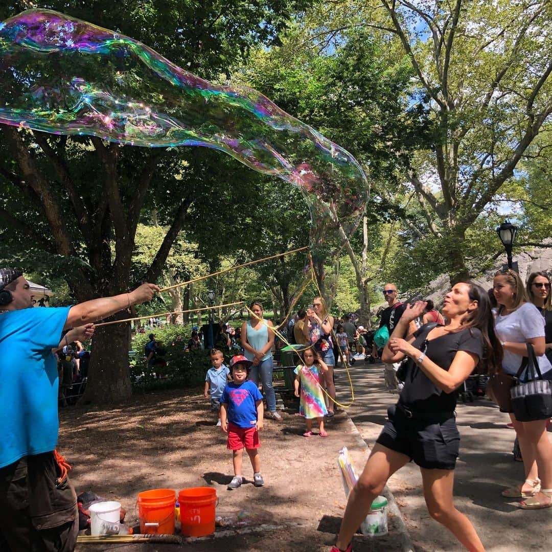 コンスタンス・マリーさんのインスタグラム写真 - (コンスタンス・マリーInstagram)「Ohhhhh I do love me some bubbles!!! #CentralPark #NYC #Saturday #BeautifulDay #Bubbles」8月11日 9時43分 - goconstance