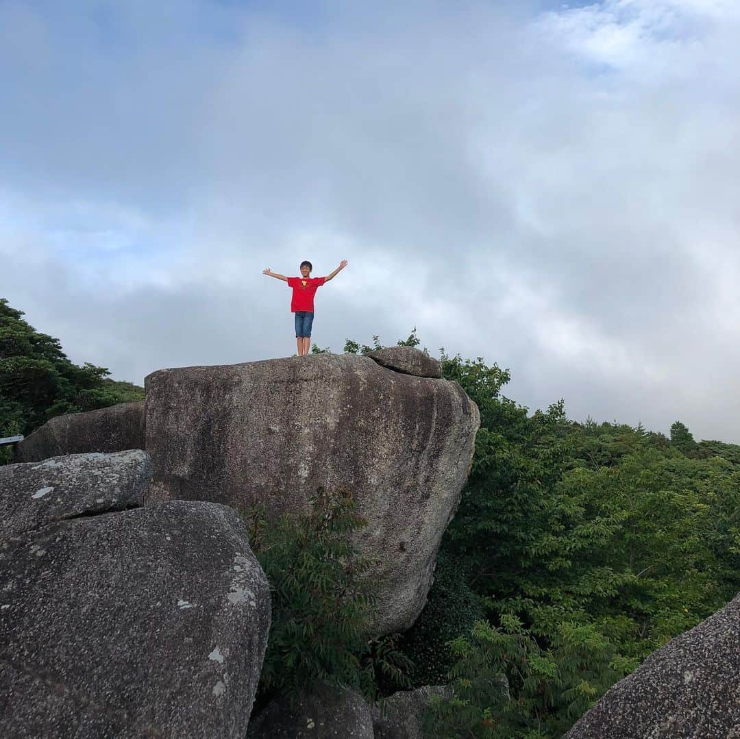 杉本美香さんのインスタグラム写真 - (杉本美香Instagram)「・ 高知県土佐清水市へ ・ 高校時代担任だった今浦先生の地元へ是非ということで、義理の妹さんから猛烈なオファーをいただきました😁笑 ・ 土佐清水の教員の方々の前でお話をさせていただきました。 久しぶりにトークのゾーンに入ってベラベラと話しちゃいました😜笑 ・ 温かい雰囲気と優しい眼差しと興味を持ってくれている気持ちが前面に押し出してくれていたので、とっても話しやすい雰囲気でした🥰 ありがとうございました😊 ・ そして、お昼には名物の「ペラ焼」#ぺらやき にしむらさんへ❣️ マジで美味しかった😋 何枚でもいける🤤👍 是非土佐清水へ行ったら食べてみて⭐️ ・ 四国最南端にも連れて行ってもらいました✨ 台風が来ていたけど、景色が良かった❣️ 天気がいい時に行きたい✨ ・ 帰りにジンベイザメにも会わせてもらった💛 スタッフさんの粋な計らいに感謝です🤩🙏 ・ スゲー迫力でした‼️ ・ 大阪海遊館以布利センター 日曜日・土曜日・祝日のみ。 ・ 大阪の海遊館のジンベイザメはここで飼育して、病気になったらここで治療をするとかだそうですよ‼️ ・ 高知龍馬空港から車で約3時間ですが、行ってみてください☆ 人が温かい、自然多い、足を運んだ人にしかわからないものを見つけられます🥰 ・ 私も晴れた時に是非☀️ ・ #高知県土佐清水市 #担任の地元 #縁と縁の世界 #講演の写真全然ない #笑 #記録より記憶と言っておこう #笑 #四万十市観光大使 #高知県いいところ #笑顔 #smile😊」8月11日 9時45分 - mika__sugimoto