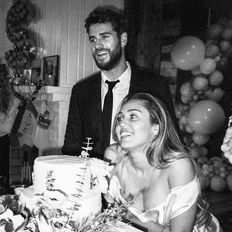 E! Onlineさんのインスタグラム写真 - (E! OnlineInstagram)「BREAKING: Miley Cyrus and Liam Hemsworth have called it quits. Link in bio for everything we know.」8月11日 9時45分 - enews