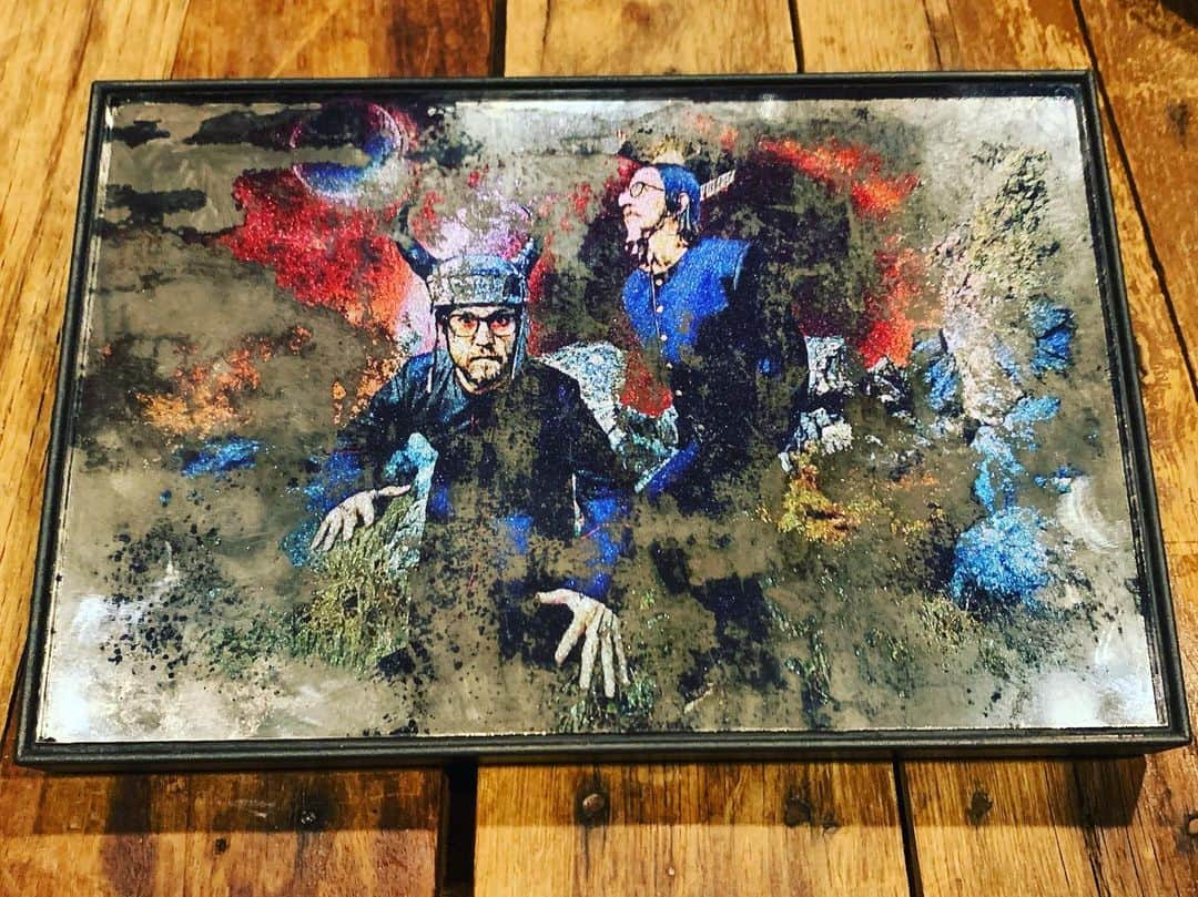 ショーン・レノンさんのインスタグラム写真 - (ショーン・レノンInstagram)「Someone made us this incredible @cldelirium art mirror by @jamiemjaffe Psyched to be in Birmingham! It’s already clear from the meet n greet that people here are super cool. Come see us tonight at the Iron City Bham w @unitheband」8月11日 9時53分 - sean_ono_lennon