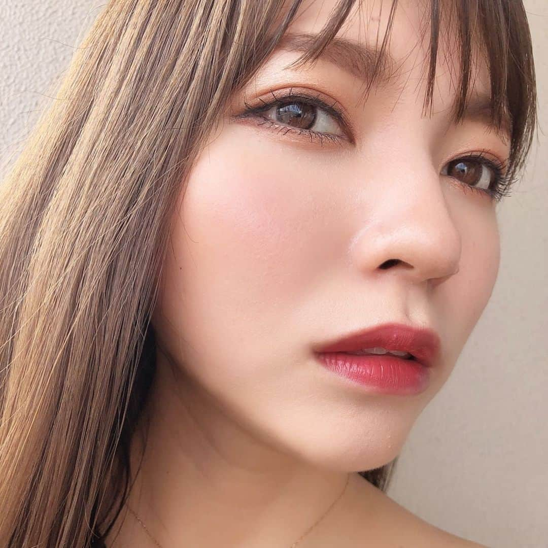 樋浦舞花さんのインスタグラム写真 - (樋浦舞花Instagram)「・ ・ ・ 私の2019上半期のベスコスのひとつ👀 ほぼ毎日使ってるメイベリンのセンセーショナルエフェクトアイシャドウ💫 ・ アイシャドウの下地に仕込めば今っぽい艶と透明感が作れるから大活躍！❤︎ ・ ・ ・ #アイグロス #アイシャドウ #メイベリン #センセーショナルエフェクトアイシャドウ S01 #maikkabeauty」8月11日 9時55分 - hiura_maika