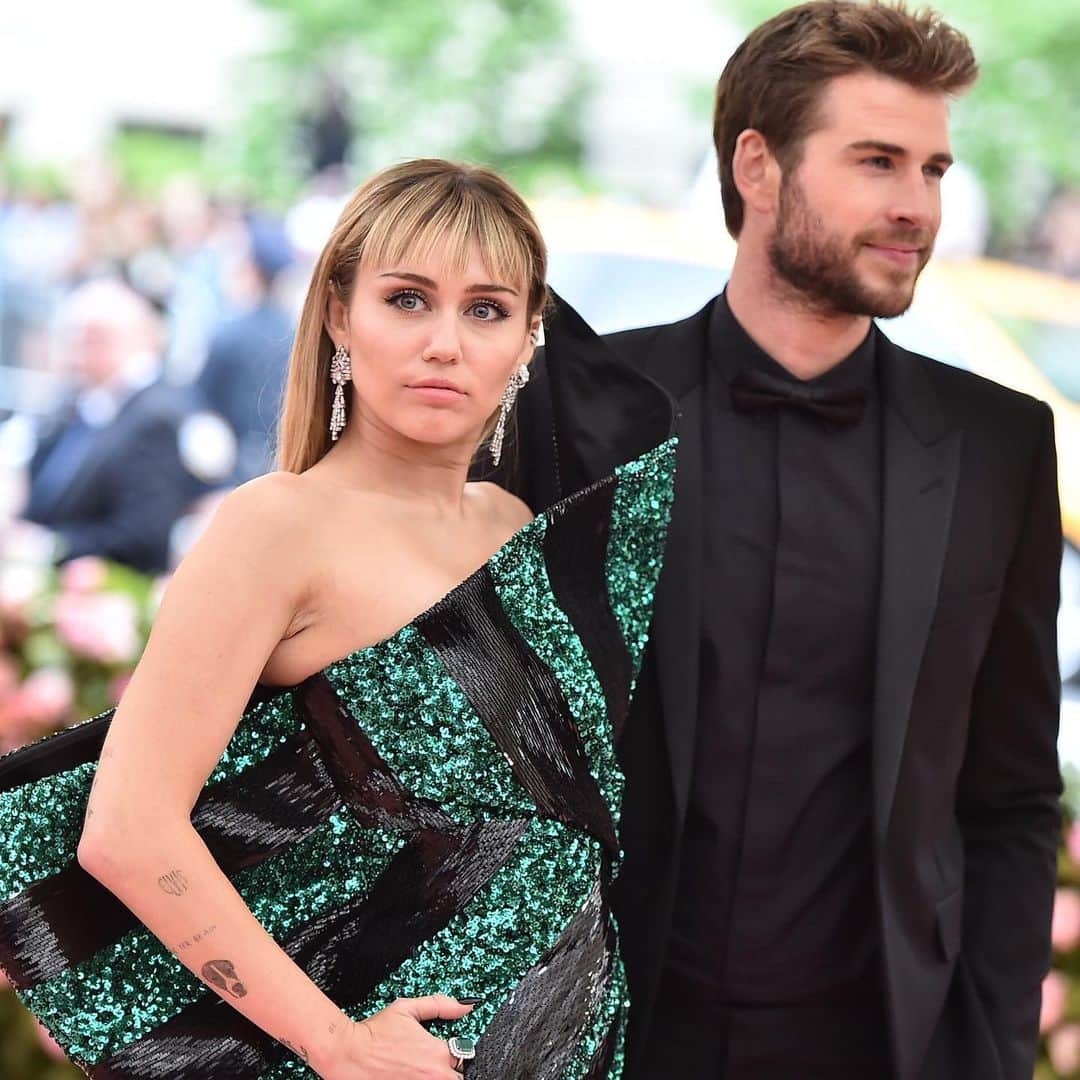 ELLE Magazineさんのインスタグラム写真 - (ELLE MagazineInstagram)「#MileyCyrus and #LiamHemsworth are separating after six months of marriage. Miley’s rep said the two are “lovingly” taking time apart. Link in bio for her full statement and how Miley explained their unconventional marriage just last month. 💔」8月11日 9時58分 - elleusa