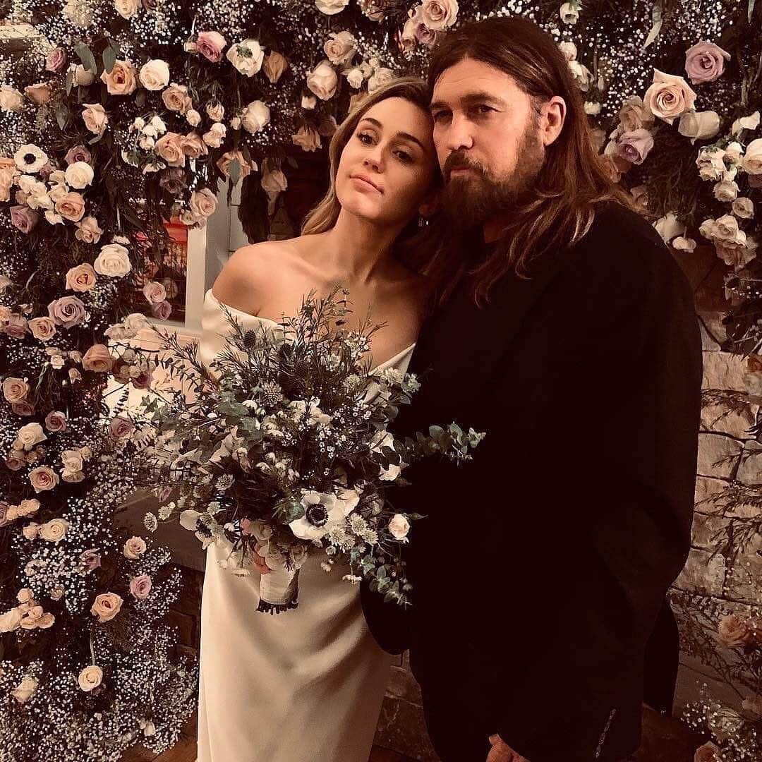 E! Onlineさんのインスタグラム写真 - (E! OnlineInstagram)「Miley Cryus’ rep has confirmed her split from Liam Hemsworth 6 months after the couple’s wedding, but Miley knows just what to do—Butterfly fly away to daddy. 🦋 (📷: @tishcyrus)」8月11日 9時59分 - enews