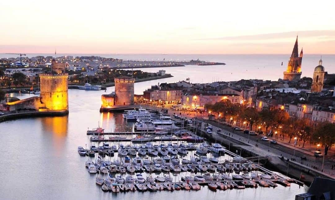 フランス大使館さんのインスタグラム写真 - (フランス大使館Instagram)「【フランスの風景🌄】フランス西部、大西洋に面した港町ラ・ロシェルは中世の時代から商港として栄えた街。旧港の入り口にある２つの塔は中世から今に残る城塞の遺跡で、1879年以来歴史的建造物に指定されています。📷 : @larochelle.tourisme 🌄Un jour en France : le vieux port de La Rochelle et ses tours classées Monuments historiques depuis 1879 offrent une vue remarquable sur la ville et sur l’océan🌊⚓️. 📷 : @larochelle.tourisme」8月11日 10時00分 - ambafrancejp