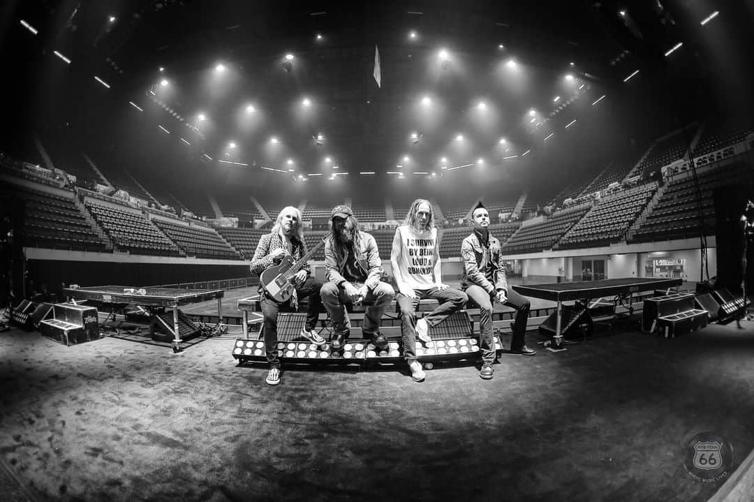 ロブ・ゾンビのインスタグラム：「Soundcheck in Iowa. Now we just got to fill those seats. #robzombie #johnfive #piggyd #gingerfish #iowa #robfennphoto」