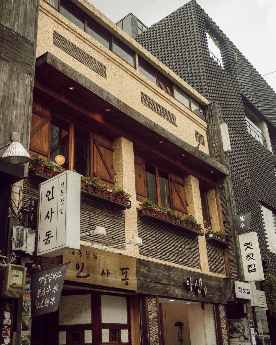 W E Y L I Eのインスタグラム：「When roaming the streets of Insa-dong, don’t forget to look up for the beautiful architecture 💫」