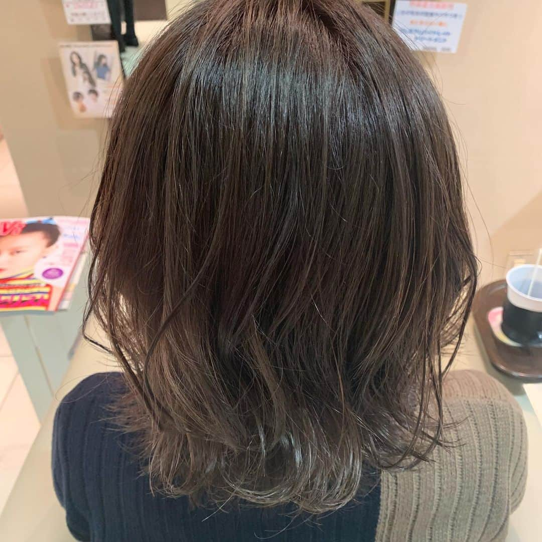 【北堀江・美容室 peaks hair】さんのインスタグラム写真 - (【北堀江・美容室 peaks hair】Instagram)「グラデーショングレージュ  #peakshair #ピークスヘアー#堀江#北堀江#美容室##Instahair#hairstyle#Instafashion#イルミナカラー#小顔#美意識#おしゃれな人と繋がりたい#おしゃれ#お洒落#ヘアアレンジ#ヘアスタイル」8月11日 10時09分 - peakshair