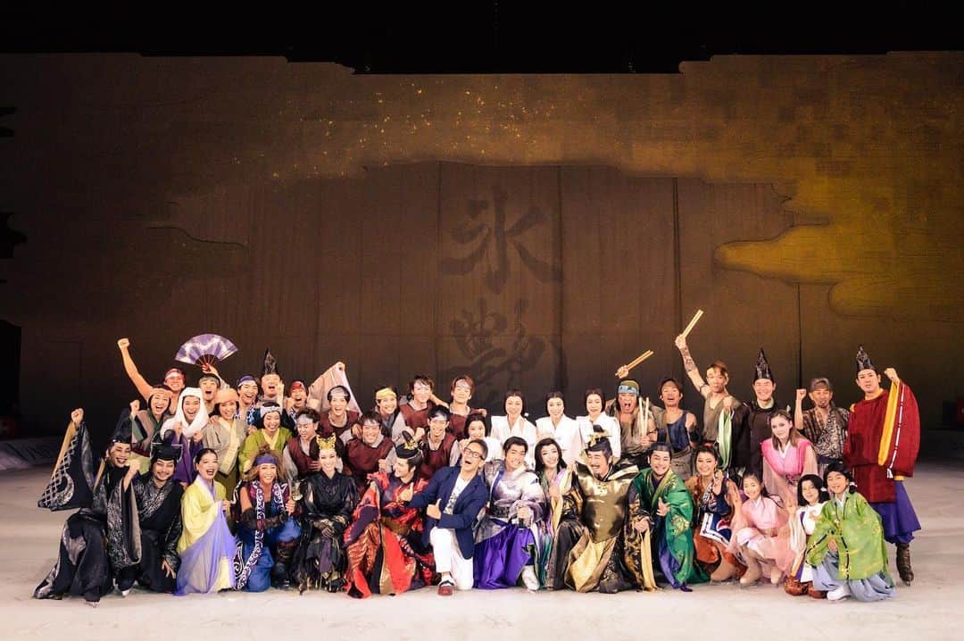 のインスタグラム：「HYOEN 🌕 2019 ⛸ ALLキャストwith亜門さん！ ⠀⠀⠀⠀⠀⠀⠀⠀⠀ 📸: 田中聖太郎さん ⠀⠀⠀⠀⠀⠀⠀⠀⠀ #氷艶hyoen2019  #ファミリー #最高です  #アイスショー #横浜アリーナ」