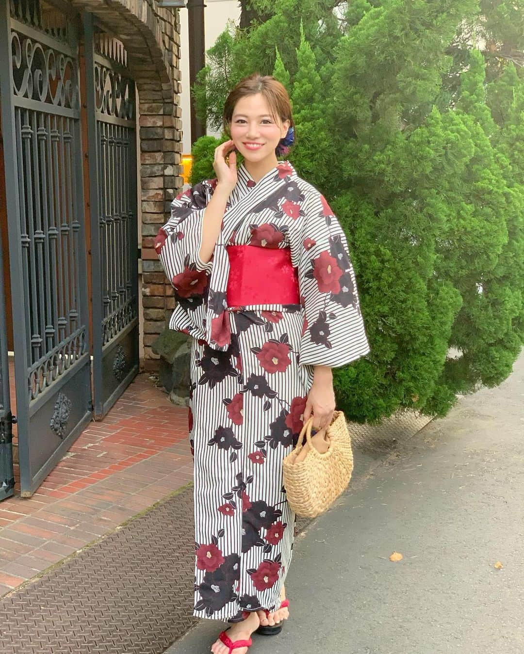 石井里奈さんのインスタグラム写真 - (石井里奈Instagram)「おはよん😊☀️ . 昨日は神宮花火大会へ🎆✨ . すごく綺麗だった〜🥺 けどすごいひとだったぁー🤣🤣✨ さすが神宮花火！🤣 . とっても花火綺麗だったなぁ〜🥺遠くで見るのもいいけど、やっぱり近くで見て花火の音を聞くと夏を感じられて好きなのだ☺️🎆💕 . 今回浴衣の着付けとヘアメイクは全部セルフでやってみました😘💕 . 浴衣は @incede_official のもの💕 レトロモダンで大人っぽくてお気に入りなの☺️下駄までセットだから楽だった😊 . 前髪はねじってとめてアップスタイル風にしてみたよ✨サイドは巻いて後れ毛出して大人セクシーぽく☺️✨ . さてさて三連休中日😊 髭男を聴きながら準備してます🌻 朝聴くとなんか始まったーって感じ☀️ 今日も素敵な一日を💕✨ . #神宮球場 #神宮花火大会 #花火大会 #神宮外苑花火大会 #浴衣 #浴衣ヘアアレンジ #浴衣ヘア #浴衣ショートヘアアレンジ #yukata #fireworks #アップヘア #ヘアアレンジ #incede #浴衣デート #夏祭り #夏 #summer #簡単ヘアアレンジ #神宮 #花火 #official髭男dism #サマソニ #ロッキン #ロッキンジャパン #フェス #fes #夏休み #浴衣女子」8月11日 10時17分 - ri7tin1025