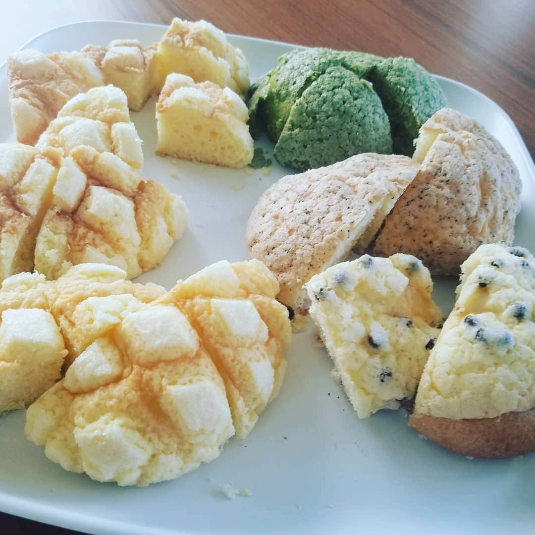 別所哲也さんのインスタグラム写真 - (別所哲也Instagram)「メロンパン　MELON pan is very famous in JAPAN! #tetsuya_bessho  #bread #sweets  #tokyo #japanesefood #japantrip #japansweets  #japanesebread」8月11日 10時28分 - tetsuya_bessho