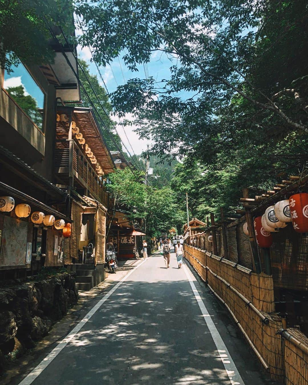 ケリーさんのインスタグラム写真 - (ケリーInstagram)「京都の美しいパワースポット貴船神社⛩ ・ 貴船神社にお参りに来たのは これで3回目です☺️ ・ 貴船周辺に到着すると空気も一変。 自然と穏やかな気持ちにさせてくれます。 ・ 京都の夏は非常に暑くて有名ですが、 貴船神社の一帯は自然豊かで夏でも少し肌寒く、 ひんやりとした空気が感じられます☺️🍃🌿 ・ 貴船神社を訪れたら、 水占いに挑戦してみて下さい！ 水占いの専用の紙を自分で選んで、 水占い専用の池、水占齋庭（みずうらゆにわ）に 紙を浸すと文字が浮かび上がってきます。 ・ 今回はやってみました！大吉が出ました！ 良く当たると有名らしいです😊🙏 ・ アクセスが少し大変かもしれませんが、 京都を訪れるなら必ず訪れてほしい、 自然に囲まれた美しいスポットです。 ・ 京都に来る予定がある方は是非、 貴船神社へ行ってみて下さい☺️🙏🍃 ・ #kyoto#japan#travel#trip#summer #京都#美しい#パワースポット#貴船神社」8月11日 10時30分 - kellymisawa