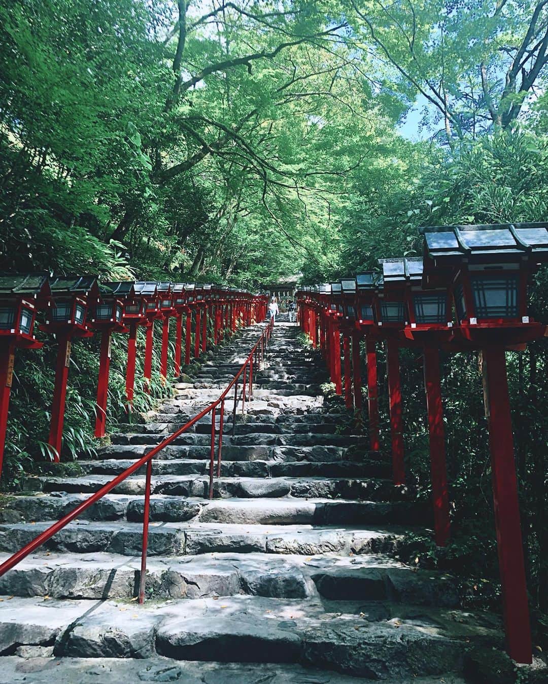 ケリーさんのインスタグラム写真 - (ケリーInstagram)「京都の美しいパワースポット貴船神社⛩ ・ 貴船神社にお参りに来たのは これで3回目です☺️ ・ 貴船周辺に到着すると空気も一変。 自然と穏やかな気持ちにさせてくれます。 ・ 京都の夏は非常に暑くて有名ですが、 貴船神社の一帯は自然豊かで夏でも少し肌寒く、 ひんやりとした空気が感じられます☺️🍃🌿 ・ 貴船神社を訪れたら、 水占いに挑戦してみて下さい！ 水占いの専用の紙を自分で選んで、 水占い専用の池、水占齋庭（みずうらゆにわ）に 紙を浸すと文字が浮かび上がってきます。 ・ 今回はやってみました！大吉が出ました！ 良く当たると有名らしいです😊🙏 ・ アクセスが少し大変かもしれませんが、 京都を訪れるなら必ず訪れてほしい、 自然に囲まれた美しいスポットです。 ・ 京都に来る予定がある方は是非、 貴船神社へ行ってみて下さい☺️🙏🍃 ・ #kyoto#japan#travel#trip#summer #京都#美しい#パワースポット#貴船神社」8月11日 10時30分 - kellymisawa