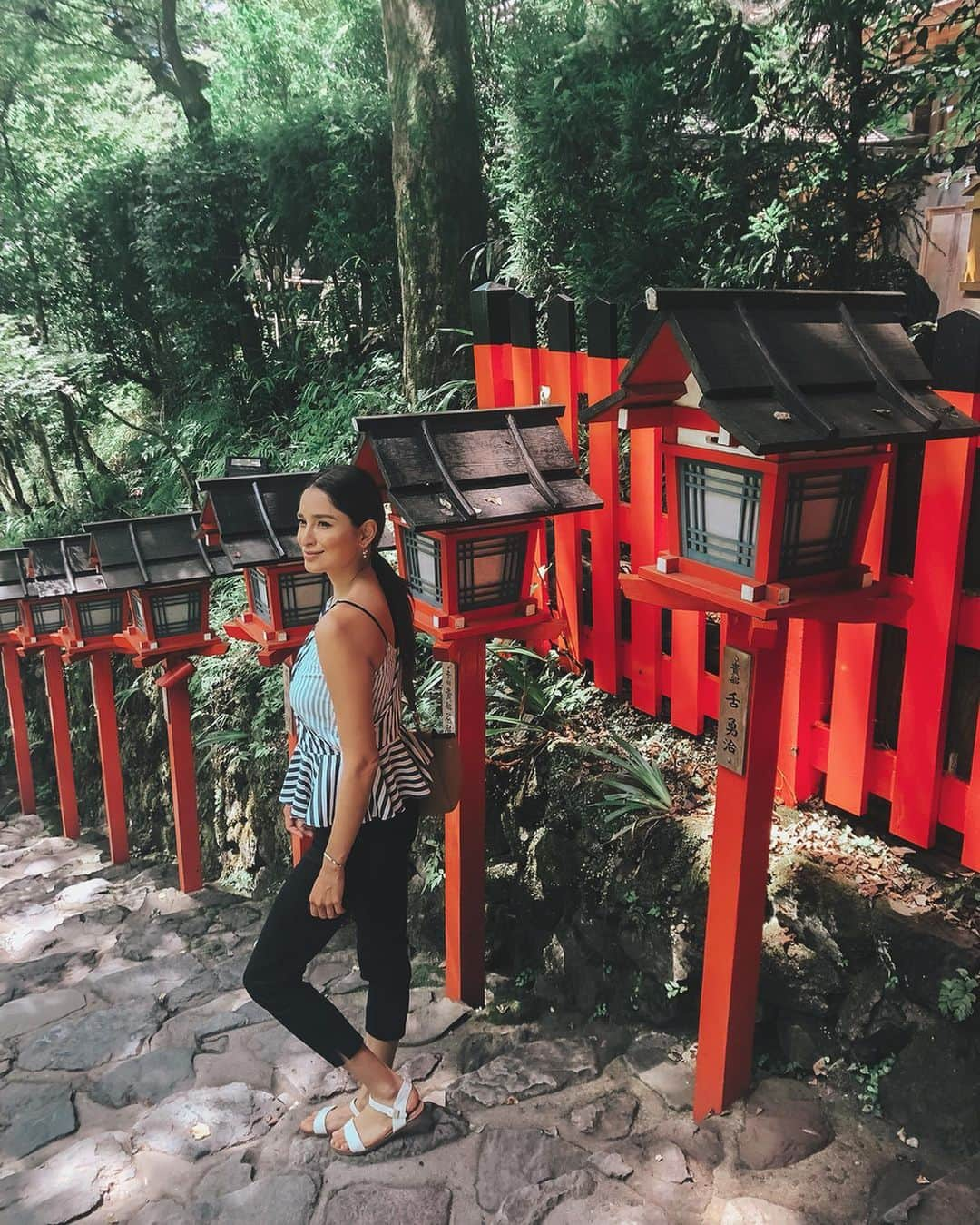 ケリーさんのインスタグラム写真 - (ケリーInstagram)「京都の美しいパワースポット貴船神社⛩ ・ 貴船神社にお参りに来たのは これで3回目です☺️ ・ 貴船周辺に到着すると空気も一変。 自然と穏やかな気持ちにさせてくれます。 ・ 京都の夏は非常に暑くて有名ですが、 貴船神社の一帯は自然豊かで夏でも少し肌寒く、 ひんやりとした空気が感じられます☺️🍃🌿 ・ 貴船神社を訪れたら、 水占いに挑戦してみて下さい！ 水占いの専用の紙を自分で選んで、 水占い専用の池、水占齋庭（みずうらゆにわ）に 紙を浸すと文字が浮かび上がってきます。 ・ 今回はやってみました！大吉が出ました！ 良く当たると有名らしいです😊🙏 ・ アクセスが少し大変かもしれませんが、 京都を訪れるなら必ず訪れてほしい、 自然に囲まれた美しいスポットです。 ・ 京都に来る予定がある方は是非、 貴船神社へ行ってみて下さい☺️🙏🍃 ・ #kyoto#japan#travel#trip#summer #京都#美しい#パワースポット#貴船神社」8月11日 10時30分 - kellymisawa