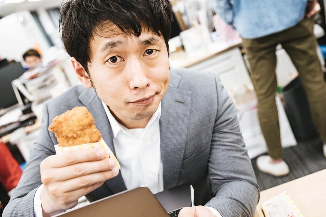 大川竜弥のインスタグラム：「ファミリーマートさんが公式認定アンバサダーを募集していたので応募してみました。当選するかな？画像はファミチキをおすすめする男性のフリー素材です。 #ファミリーマート #ファミマ #ファミチキ」