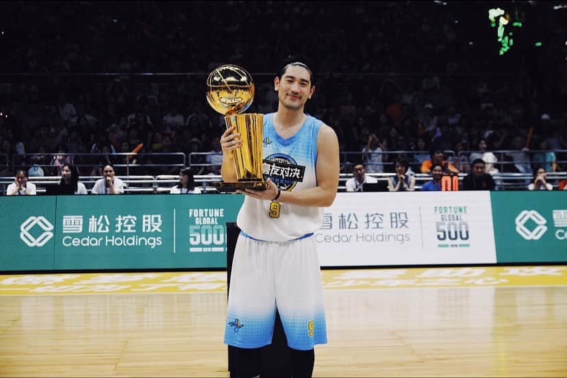ゴッドフリー・ガオのインスタグラム：「😁Smiles all around for our 3-peat at the 3rd Annual @jlin7  All-Star Game and Oh, I also got to hold the #larryobrientrophy 🔥Again, Thank you Jeremy for inviting me to participate at your annual all-star game, I know it’s such a meaningful event for you and all of us and I wish you nothing but continue success for the years to come. Best of luck this coming season! 👊🏼🙏」