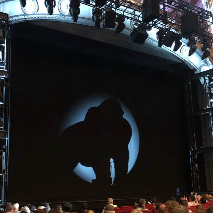 岡田育さんのインスタグラム写真 - (岡田育Instagram)「One more thing! “King Kong the musical” was also nice. I watched it in May and couldn’t be a spoiler before Tony Awards. Today, old story has been updated, both Beauty and the Beast are  roaring together for their dignity. . . @kingkongbway #kingkongbroadway #tonywinners #broadwaymusicals #キングコング #ミュージカルキングコング . . ネタバレ避けようと思って投稿し忘れてたな！ 『キングコング』も良かったんですよ。これまた男尊女卑的時代背景に基づく「古い話」を現代解釈でちゃんと息づかせていた。野獣とともに咆哮する美女！！ 虐げられし高貴な尊厳の回復。または野村萬斎が毎晩本人出演するシン・ゴジラ（笑）。ミュージカルかと問われるとちょっとアレですが、War Horseやアニマトロニクスの好きな人にはおすすめです。」8月11日 10時43分 - okadaic