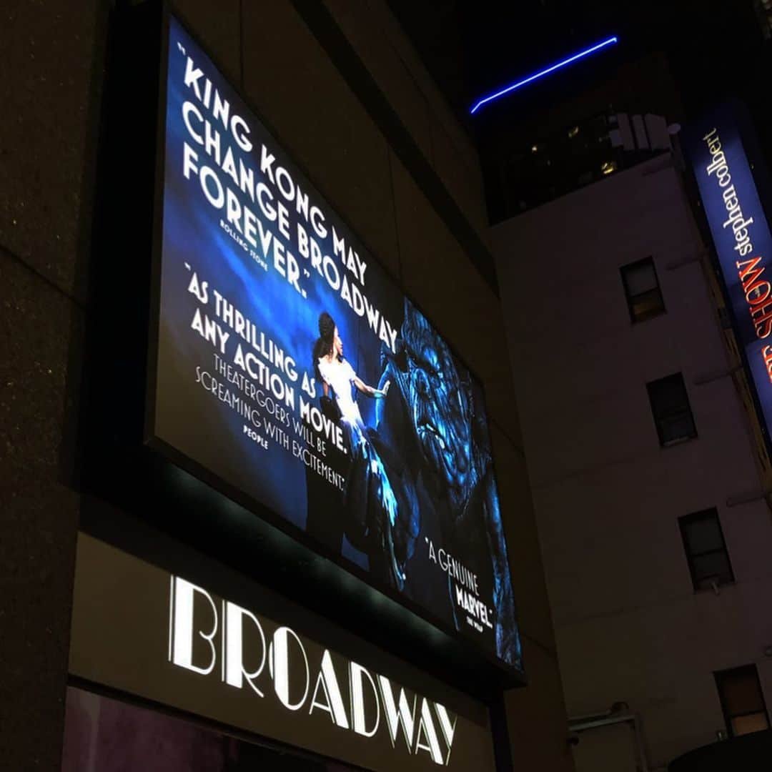 岡田育さんのインスタグラム写真 - (岡田育Instagram)「One more thing! “King Kong the musical” was also nice. I watched it in May and couldn’t be a spoiler before Tony Awards. Today, old story has been updated, both Beauty and the Beast are  roaring together for their dignity. . . @kingkongbway #kingkongbroadway #tonywinners #broadwaymusicals #キングコング #ミュージカルキングコング . . ネタバレ避けようと思って投稿し忘れてたな！ 『キングコング』も良かったんですよ。これまた男尊女卑的時代背景に基づく「古い話」を現代解釈でちゃんと息づかせていた。野獣とともに咆哮する美女！！ 虐げられし高貴な尊厳の回復。または野村萬斎が毎晩本人出演するシン・ゴジラ（笑）。ミュージカルかと問われるとちょっとアレですが、War Horseやアニマトロニクスの好きな人にはおすすめです。」8月11日 10時43分 - okadaic