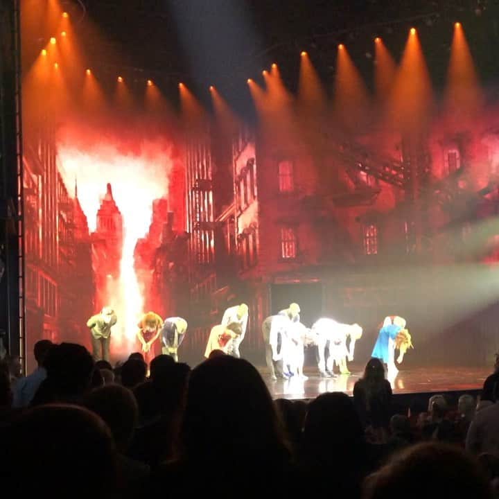 のインスタグラム：「One more thing! “King Kong the musical” was also nice. I watched it in May and couldn’t be a spoiler before Tony Awards. Today, old story has been updated, both Beauty and the Beast are  roaring together for their dignity. . . @kingkongbway #kingkongbroadway #tonywinners #broadwaymusicals #キングコング #ミュージカルキングコング . . ネタバレ避けようと思って投稿し忘れてたな！ 『キングコング』も良かったんですよ。これまた男尊女卑的時代背景に基づく「古い話」を現代解釈でちゃんと息づかせていた。野獣とともに咆哮する美女！！ 虐げられし高貴な尊厳の回復。または野村萬斎が毎晩本人出演するシン・ゴジラ（笑）。ミュージカルかと問われるとちょっとアレですが、War Horseやアニマトロニクスの好きな人にはおすすめです。」