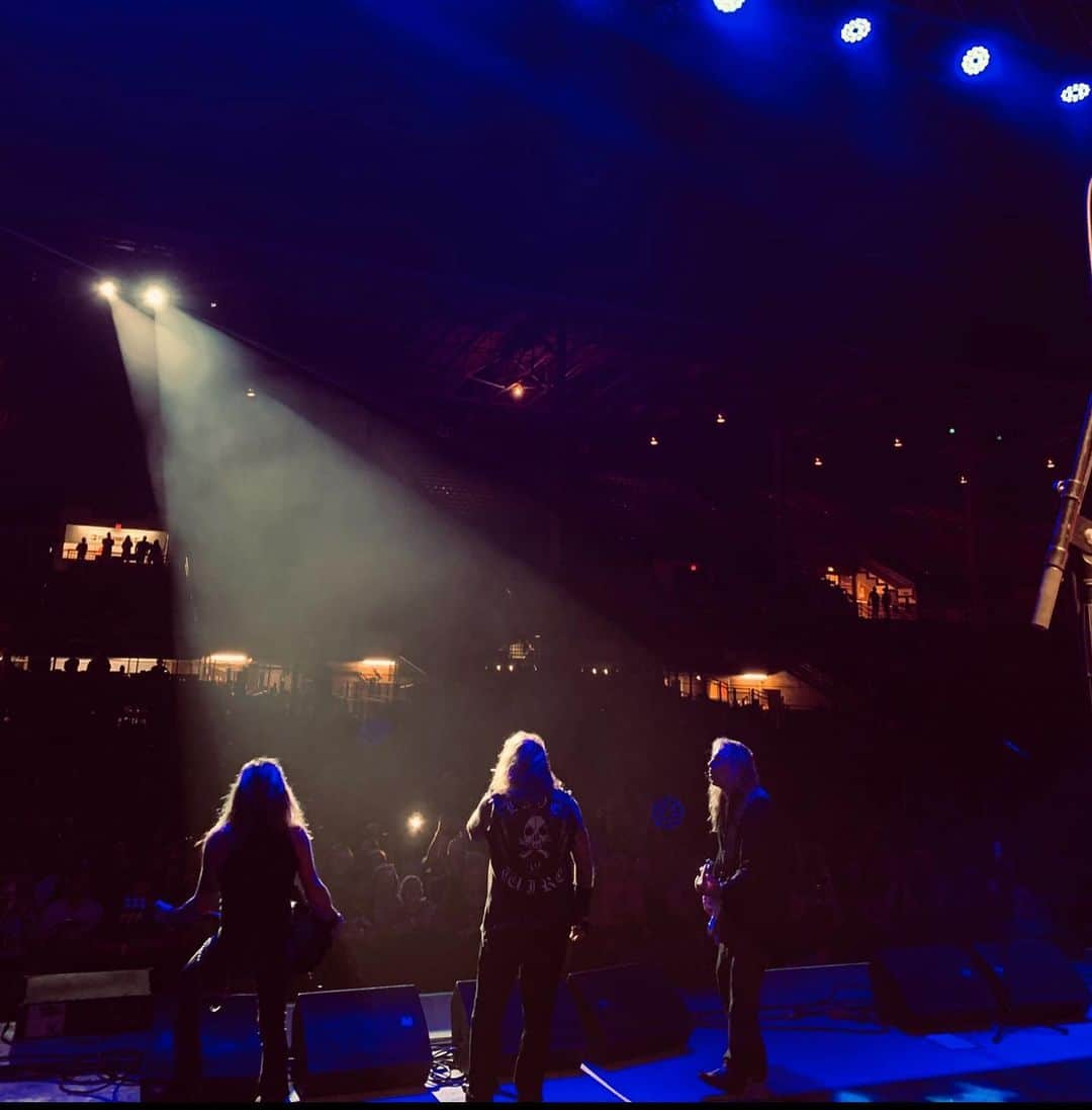 ヴィンス・ニールのインスタグラム：「Thank you so much to all the Fans who came out to kick-off the Illinois State Fair with us! And a special thank you to the Springfield Sheriff’s Department for keeping us all safe! . . . #vinceneil #IllinoisStateFair #Springfield #SheriffsDepartment」