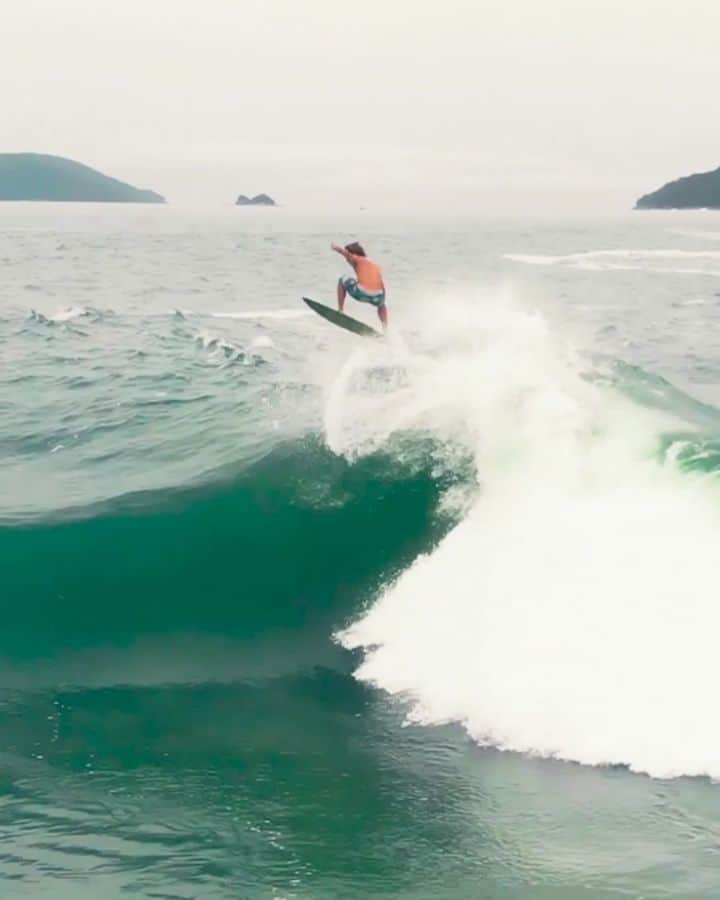 レッドブルのインスタグラム：「when you're bored of the sand, take the board to the sea 🌊 🏄‍♂️: @lucasfinkrj 📽: @matheus_perisse #redbull #skimboarding #surf #drone #watersports」