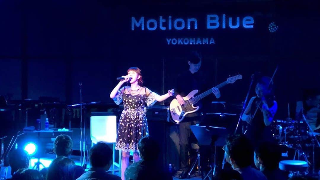 平野綾さんのインスタグラム写真 - (平野綾Instagram)「AYA HIRANO﻿ 1st Musical Concert 2019﻿ 〜Starry✴︎Night〜﻿ ﻿ Motion Blue YOKOHAMA﻿ 2公演目﻿ ﻿ ﻿ 衣装変えました👗﻿ ﻿ 衣装も見ていただきたいのですが、歌っている時の表情も見てほしい！﻿ ﻿ 今回のコンサートは全て芝居歌にしているので、﻿ 瞬時に歌っている役に切り替わる瞬間だったり、﻿ そこから劇場の広がりやセットや空気を思い出していただいたり想像していただいたり…。﻿ とにかく、落ち着いてはいますが臨場感のあるコンサートになっています。﻿ ﻿ 平野綾楽曲も歌うので、その違いを聞いていただくのも楽しいかも！﻿ ﻿ ﻿ ﻿ #ayahirano1stmusicalconcert2019starrynight﻿ #starrynight﻿ #motionblueyokohama #yokohama﻿ #赤レンガ倉庫 #みなとみらい﻿ #ayahirano #平野綾」8月11日 11時00分 - a_ya.hirano