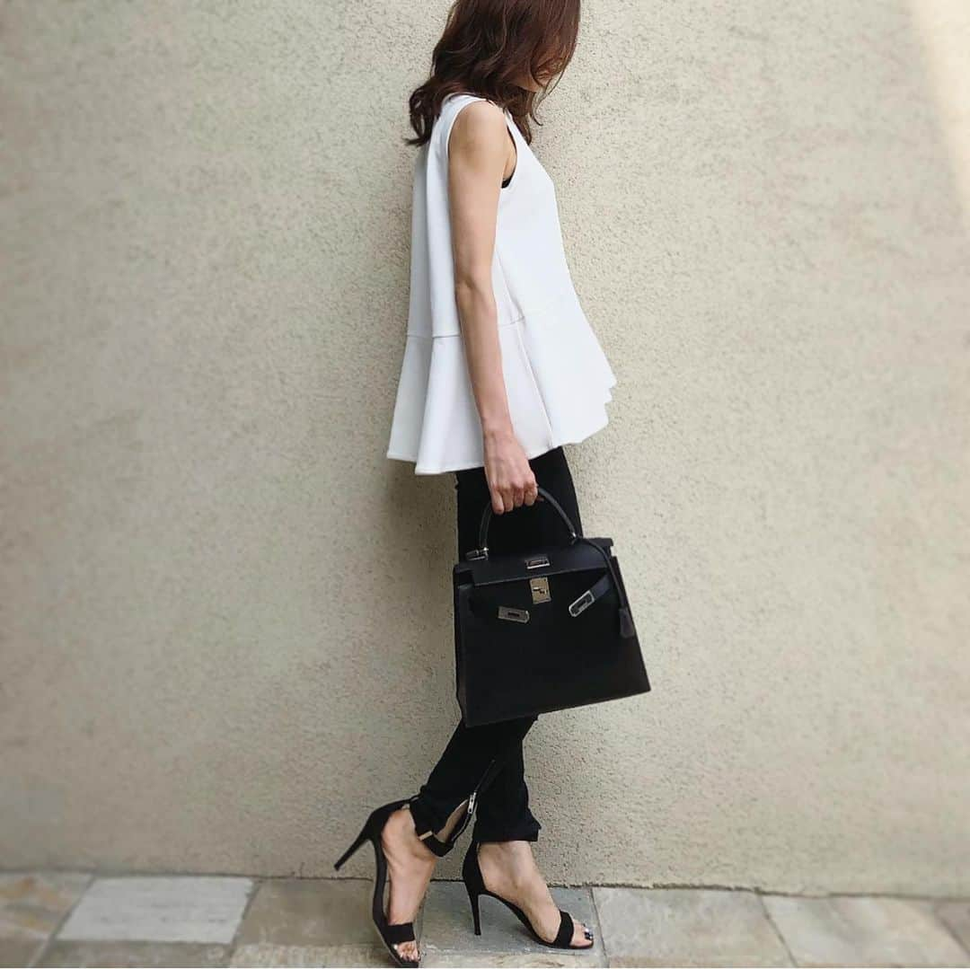 akko3839さんのインスタグラム写真 - (akko3839Instagram)「﻿ ﻿ ﻿ ﻿ white×black﻿ ﻿ 暑い日はスリーブレスに限る💦﻿ ﻿ ﻿ ﻿ top @sysorus.select 再入荷﻿ bag @hermes﻿ pants @doublestandard_official ﻿ sandal @celine﻿ ﻿ ﻿ ﻿ ﻿ すっかり習慣化してる﻿  @gyugyugyu_lme の#骨盤ショーツ﻿ ﻿ 食べ過ぎ防止にもなってるし﻿ ウエスト周りもスッキリ！﻿ メッシュ素材で蒸れないし﻿ S〜XXLまでとサイズも豊富です✌︎﻿ ﻿ ﻿ ﻿ ストーリーにリンクしておきました☻☺︎﻿ ﻿ ﻿ #stylebar#instagood#outfit#code#instalike#fashionista#instafashion#ootd#simple#chic#style#stylish#styleblogger#Instafashion#fashiongram#mystyle#fashionista#ギュギュギュ#コーデ」8月11日 11時01分 - akko3839