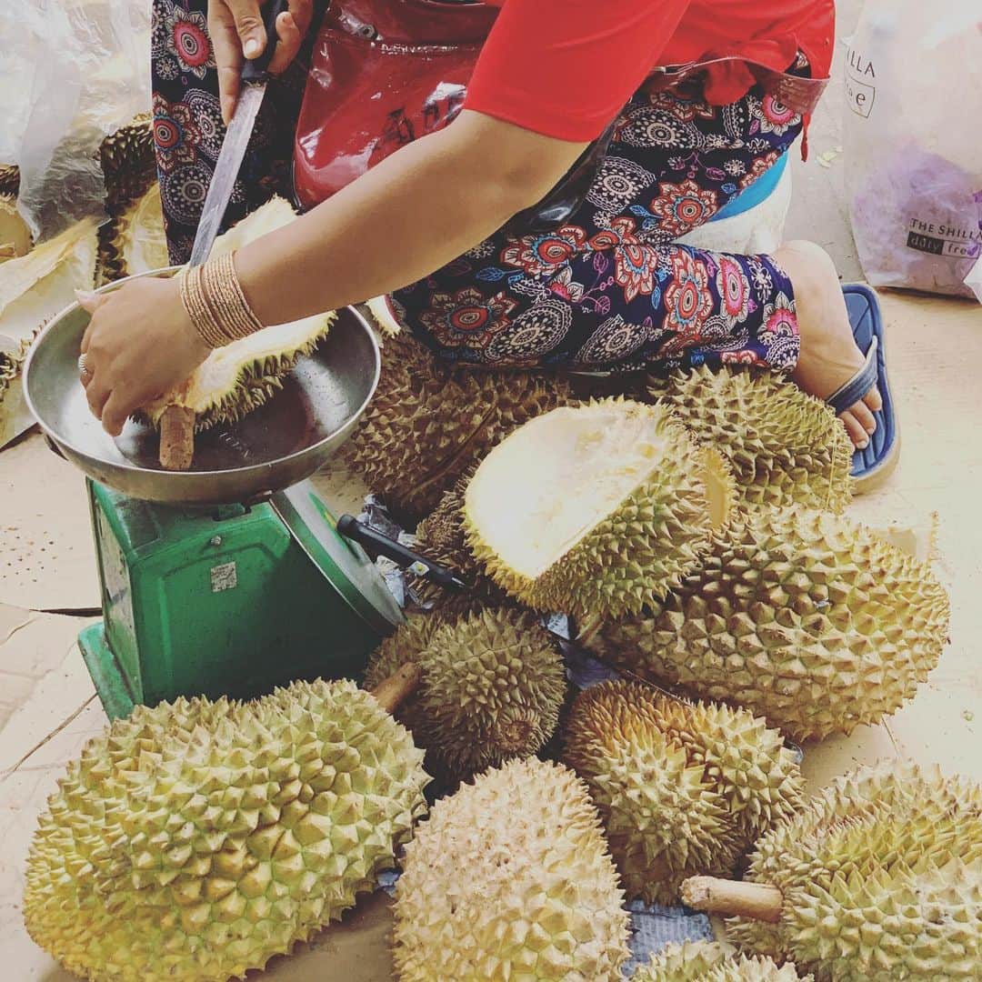 相川七瀬さんのインスタグラム写真 - (相川七瀬Instagram)「市場にやって来ました。 野菜も果物もお肉も魚も目移りしちゃうほどの品揃え。 生きてるドジョウも、昆虫もいた！そんな中でドリアン屋さん。 こうやって剥くんだね😆  #カンボジア #プノンペン」8月11日 11時02分 - nanasecat
