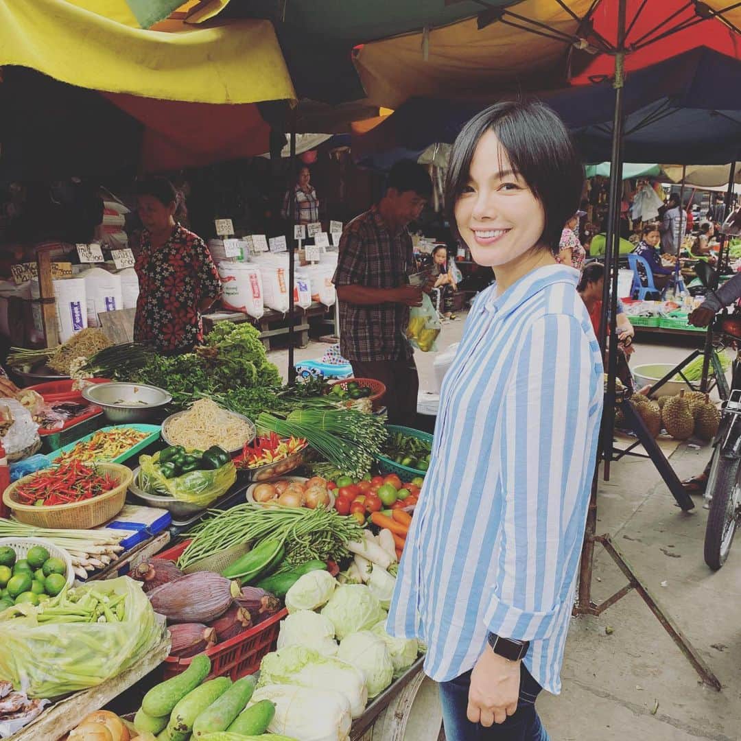 のインスタグラム：「市場にやって来ました。 野菜も果物もお肉も魚も目移りしちゃうほどの品揃え。 生きてるドジョウも、昆虫もいた！そんな中でドリアン屋さん。 こうやって剥くんだね😆  #カンボジア #プノンペン」