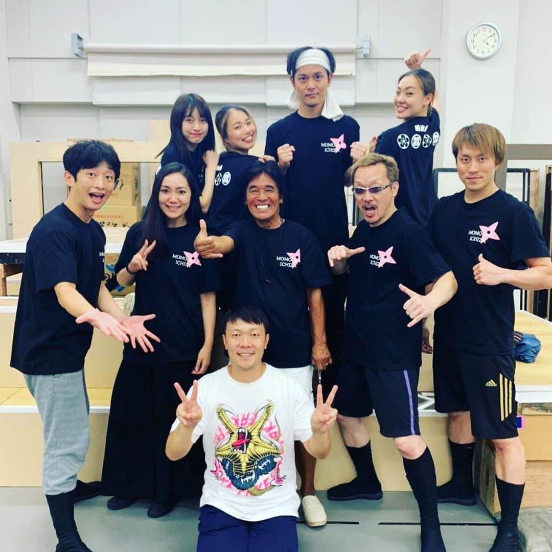 オラキオさんのインスタグラム写真 - (オラキオInstagram)「松崎しげるさんを中心にももクロ一座メンバー！稽古も佳境！  #ももクロ一座 #明治座」8月11日 16時39分 - matsuyukiorakio