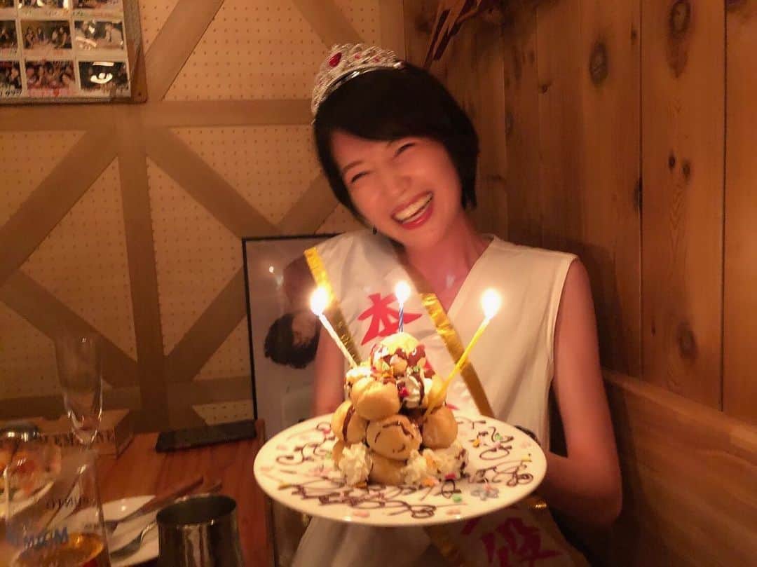 藤村聖子のインスタグラム：「. . 昨日28歳になりました。 当日は新宿公社の稽古場でお祝いをしてもらって、 そのあと大好きなみんなにもお祝いをしてもらいました。 幸せ最高ハッピーな誕生日でした。 . 28歳も引き続き地に足をつけて、 やりたいこととやるべきことを１つ１つ確かめながら、 精一杯前に進んでいこうと思います。 . 28歳も宜しくお願い致しますー！ . . . #8月10日#誕生日#28歳 #ティアラと襷は家から持参」