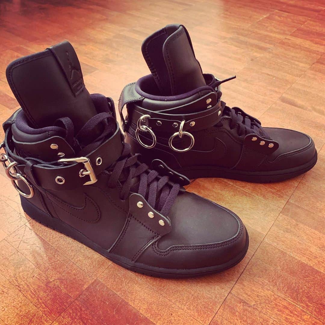 布袋寅泰さんのインスタグラム写真 - (布袋寅泰Instagram)「New favorite shoes 【COMME des GARCONS HOMME PLUS × Nike】Air Jordan  お気に入りのニュースニーカー。これは長く履けそうだ。#commedesgarçons #nike #airjordan #fashion #sneakers」8月11日 11時11分 - hotei_official