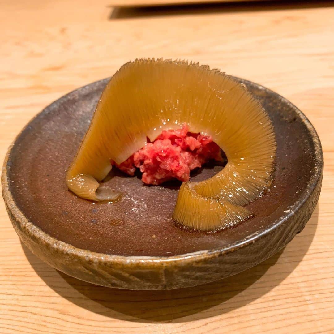 のインスタグラム：「酒呑みに喜ばれる店1位 #鮨三谷 #フカヒレ姿煮 #フカヒレ料理 #鱶鰭 #肴 #酒の肴 #酒の肴に最高 #酒の肴に #酒の肴シリーズ😋 #つまみ #おつまみメニュー」