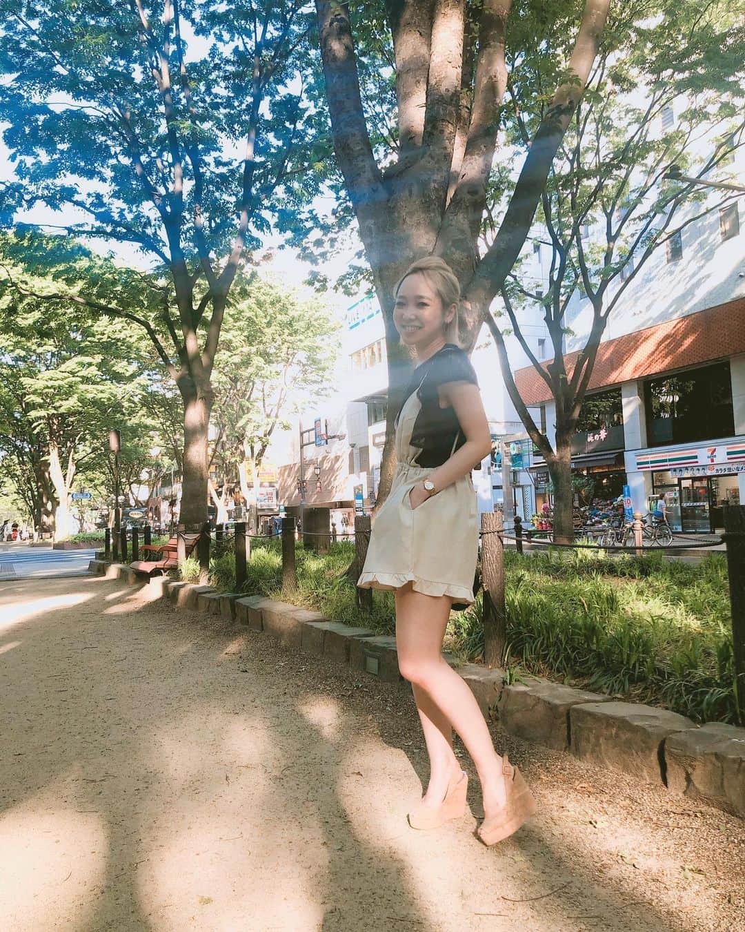 reika satoのインスタグラム：「【ご報告 】 . . 思いの外周りの方々から沢山聞かれるので この場をお借りしてご報告させて頂きます。 . . DURAS仙台FORUS店の閉店に伴い、 私もショップ店員を卒業する事に決めました🌸 . 「またアパレルしてほしい」、「店員としていて欲しい」、「れいかちゃんだから来てた」「他のお店に行かないの？」 閉店のご報告をさせて頂いてからたった１日で、こんな言葉達を沢山言って頂けて、 販売員冥利に尽きます！むしろ尽きすぎます！皆様本当にありがとうございます！ . 色んな思いがありますが、少しだけこの場で思いを伝えさせて頂ければと思います。 かなり長くなりますが、良ければ読んでください❤︎ . . . SkinnyLip/jessicarich ５年 DURAS 約５年 １０年間のアパレル生活は、本当に本当に本当に！あっという間でした。 . こんなにも没頭出来て、こんなにも楽しくて こんなにも人として成長させてくれる 「販売員」と言う職業に出会えた事も奇跡で、 一スタッフの私を慕って来て下さる沢山のお客様に出会えて、尊敬する上司、妹みたいな部下 他ブランドの方々との繋がり 私にとってかけがえのない出会いでした。 . 18でこの世界に飛び込んで、右も左も分からず付いていくのに精一杯で。 そんな私を励まし、時には厳しく時には優しく、共に切磋琢磨してきた方々との時間と思い出は一生私の力になっていくんだろうな、と思います。 . アパレルの世界は楽しい事ばかりじゃなくて 辛い事も厳しい事も悲しい事も沢山でした。 でもそれを皆で乗り越えた時に、アパレルの、販売員としての達成感や、幸福感を感じる事が出来て、人生の酸いも甘いも沢山経験してきました。 . 時には我慢が出来なくなって大声で泣いたり、ブチ切れてみたり笑、でもそれ以上に今まで関わってきたスタッフ達との笑い声と笑顔が1番印象に残ってるなぁ。(私が関わる人達の笑い声って本当独特な人ばっかりだった気が笑) . 人間関係に置いても沢山の事をこの世界で勉強させて貰いました。 長く続く事の方が少ない職業だからこそ気をつけなければならない事も沢山あって、気を使い使われ、疲れたり、悩んだり、胃が痛くなったり笑、すったもんだあったけれど、10年という時間の中で少しでも人として成長出来たかなって思わせてくれました。 . まだまだ書きたい事は沢山あるけれど、今私が笑ってこの場に立てるのは周りの方々を始め、お客様、家族、友達に支えられて来たからだと思います。 . 約10年、本当にありがとうございました。 FORUSも長い間お世話になりました。 . ３１日までの残り少ない期間も宜しくお願い致します🖤 . 販売員は私にとって本当に【天職】 アパレルが大好きです。 . REIKA」