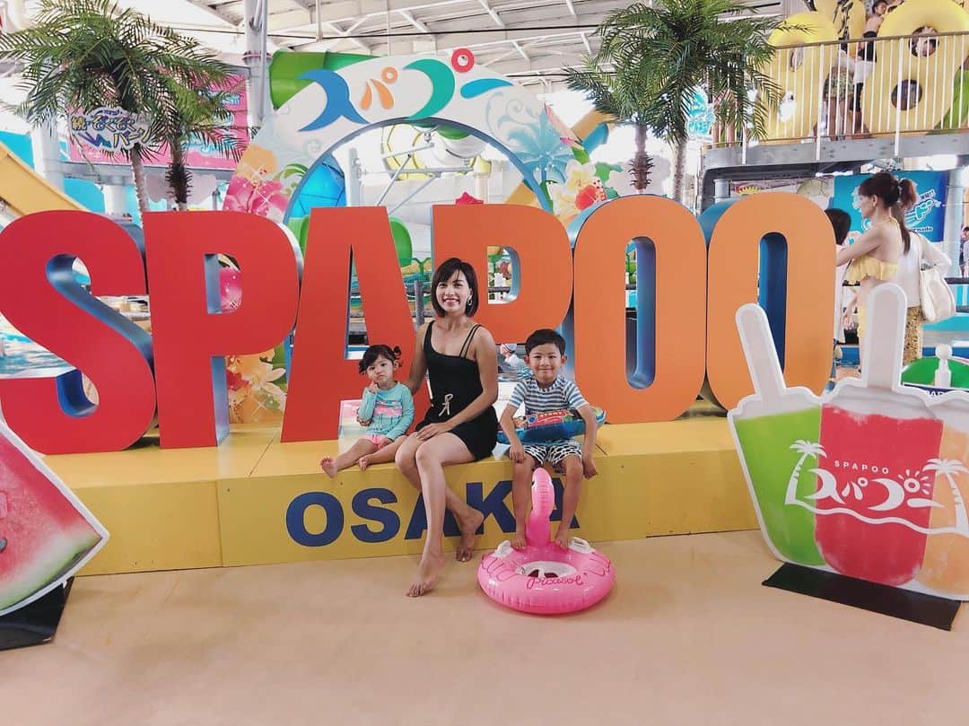 黒宮ニイナのインスタグラム：「夏休み真っ盛り🏖🍉 実家に帰省して1週間が経ちました✨ 東京での慌ただしい日々と違い子ども達とのんびりさせてもらえて本当に有難いかぎり😆🙏 帰ってくるといつも行くのがスパプール👙🏝 室内だから日焼けする心配ないし、キッズプールが兄妹にとってはちょうどいい感じ😁 👦🏻👧🏻とも夢中で遊んで全然水から出たがらなくて言い聞かせるのに大変でしたが楽しんでくれてなにより🥰 外は毎日暑いのでまた行こうかな〜😅 #兄妹の夏休み #夏休みの思い出 #兄妹 #男の子 #4歳8ヶ月 #女の子 #1歳7ヶ月 #スパプー #プール #2児ママ #ママコーデ #ママライフ #mamalife」