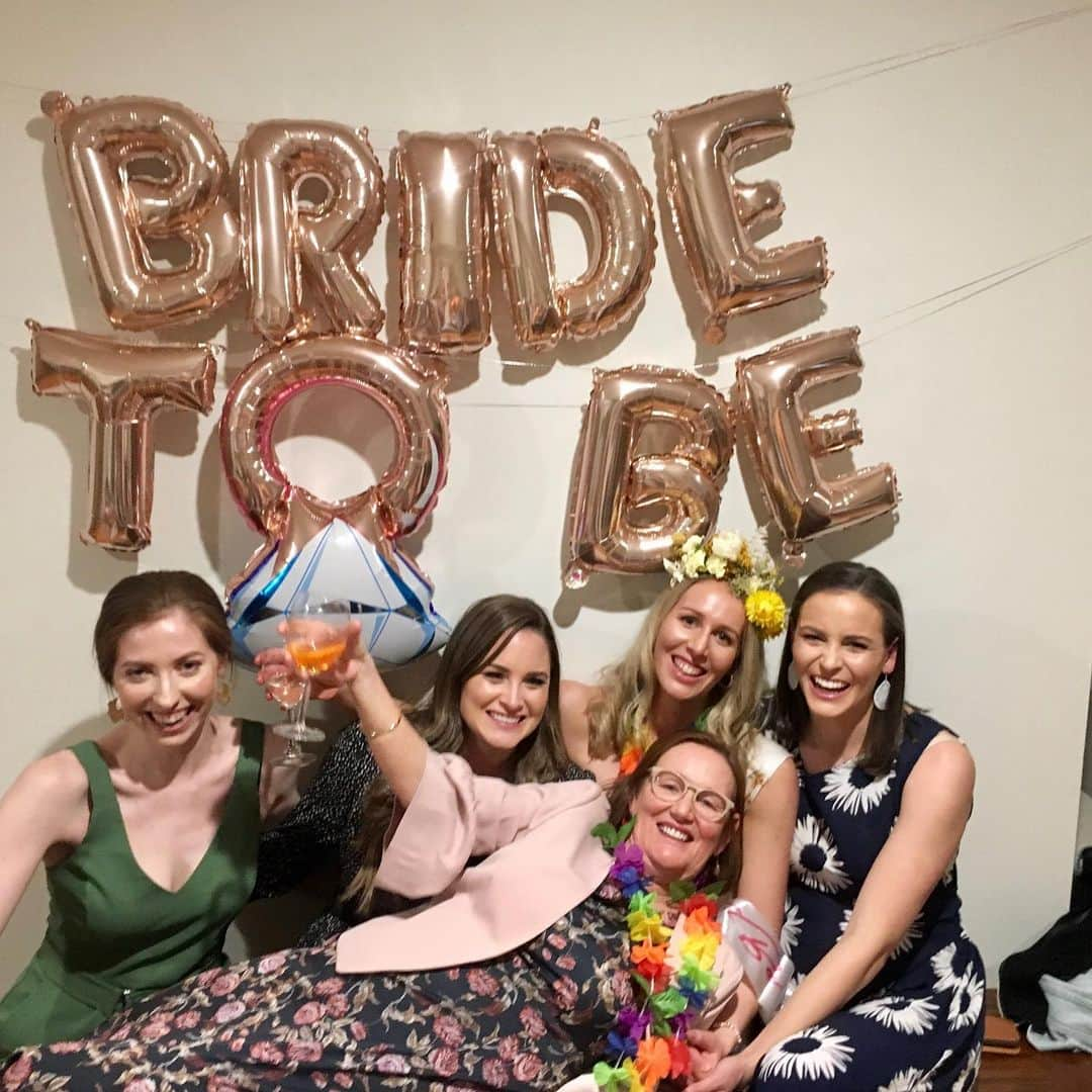 ブロンテ・バラットのインスタグラム：「Hens party fun💃🏻So lucky to have friends like these 🤗🤗🤗」