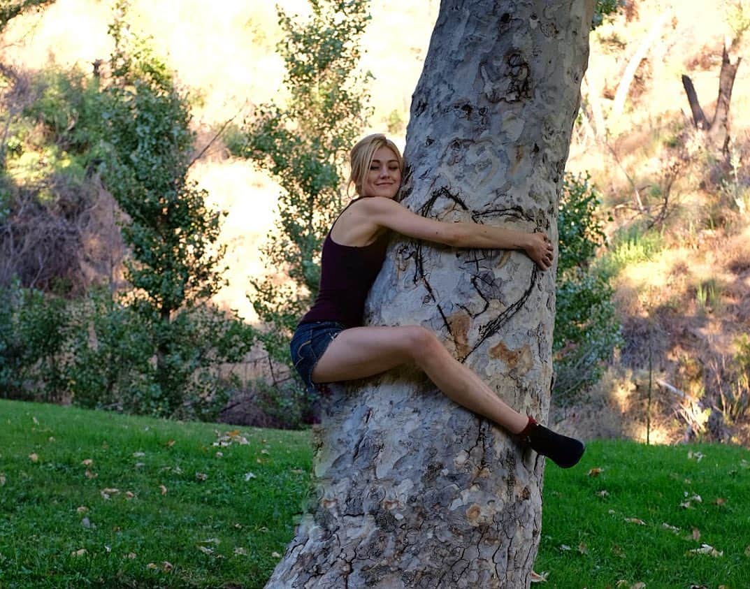 キャサリン・マクナマラさんのインスタグラム写真 - (キャサリン・マクナマラInstagram)「Tree hugger. ♡」8月11日 11時30分 - kat.mcnamara