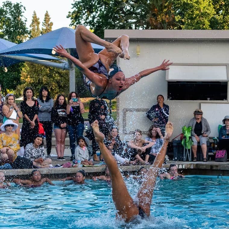 アンドレア・フエンテスのインスタグラム：「A lot of people asked me about motivation and how to maintain it after my last post. Lots of swimmers but lots of coaches too! If you practice, coach a group or have friends and family involved in Synchro, you know it’s a VERY hard sport, but some paranormal phenomenon make us come back to the pool everyday 🤷‍♀️ As a swimmer I always thought the coaches had the responsibility to build motivation. Of course it’s easier if you have a group with a lot of natural enthusiasm, but a coach can make this positivism disappear too. A lot of coaches complain about their swimmers, (like the 99% of the swimmers complain about their coaches 😂) and tell me that it depends on them, “is their job to find it”. I tell them it’s very hard for the coaches to maintain it every day, of course! I know, I’ve experience it, specially if you have a lot of other inputs against, but I still think (as a coach), that is our job. We need to educate ourselves on better leadership, not only pure Synchro technique or choreography. What do you think? What do you think motivates your swimmers? Swimmers, what motivates you from a coach?」
