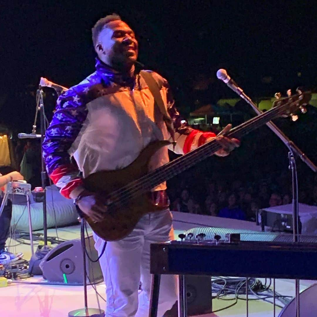 ヴィクター・ウッテンさんのインスタグラム写真 - (ヴィクター・ウッテンInstagram)「It was fun jamming ’ with Robert Randolph and his band. He called all of my brothers to the stage, and even Robert played the bass.」8月11日 11時37分 - victorwooten