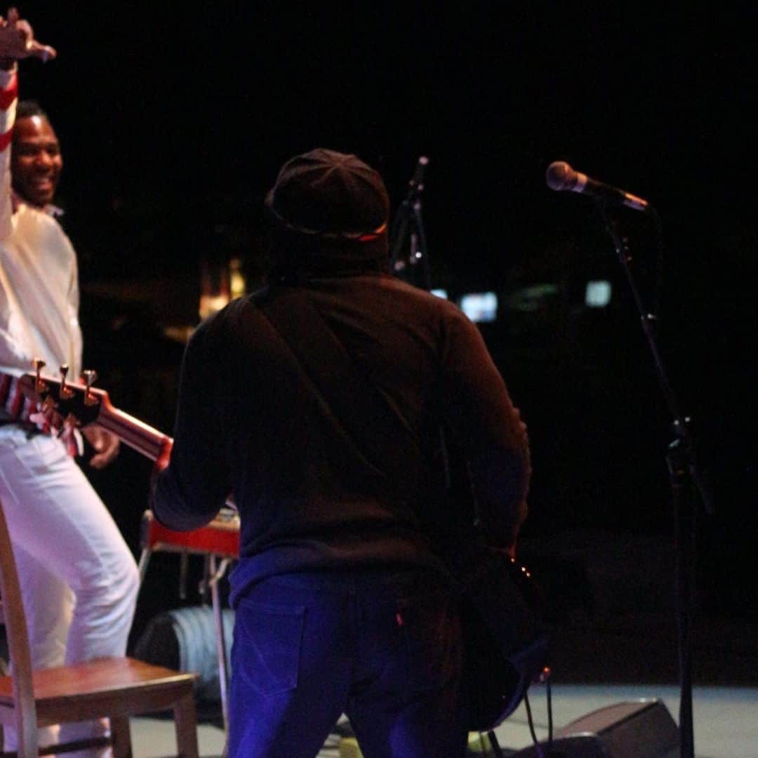 ヴィクター・ウッテンのインスタグラム：「It was fun jamming ’ with Robert Randolph and his band. He called all of my brothers to the stage, and even Robert played the bass.」