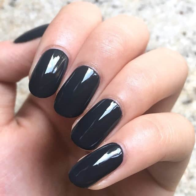 OPIさんのインスタグラム写真 - (OPIInstagram)「Raise the ‘bar’ with this cool mix of coal and gray #RubAPubPub from #OPIScotland 😍⁠ ⁠ Nails by: @syznails ⁠ ⁠ #graynails #gray #manicure #mani #OPIObsessed #nails #nailpolish #darknails #fallnails #notd #nailsoftheday #nailsofinstagram」8月11日 11時40分 - opi