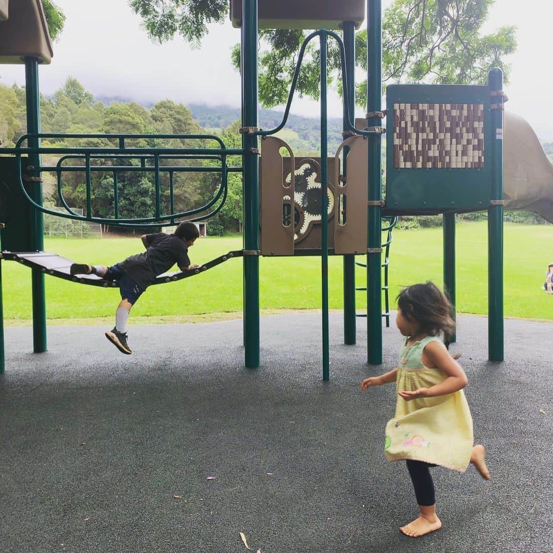 齊藤美絵さんのインスタグラム写真 - (齊藤美絵Instagram)「公園であった子供達と謎の言語で会話し、一緒に遊ぶ娘。誰とでも仲良く遊び始める能力が凄い🌺  子供達の楽しいエネルギーは boundary less✨  とても良いなと思います🌈  #maui #マウイ #liveontheearth #地球に寄り添った暮らし方 #childcare #育児  #3yearsold #park #playhard #boundaryless #mauinokaoi  #Hawaii #aloha #livewelllovemuchlaughoften #howtobeawesometoday  #ナチュラルビューティスタイリスト #ツタエルヒト。」8月11日 11時45分 - saitomie