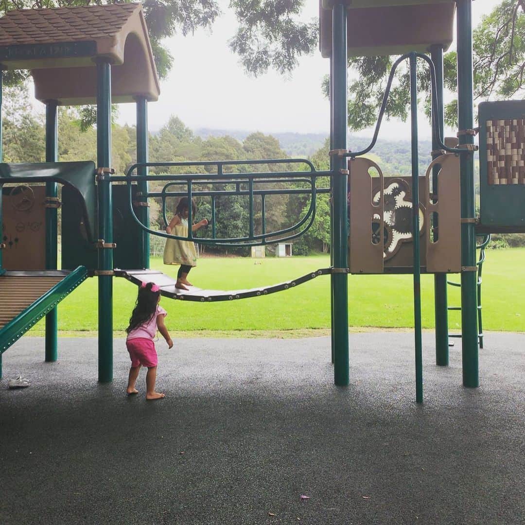 齊藤美絵さんのインスタグラム写真 - (齊藤美絵Instagram)「公園であった子供達と謎の言語で会話し、一緒に遊ぶ娘。誰とでも仲良く遊び始める能力が凄い🌺  子供達の楽しいエネルギーは boundary less✨  とても良いなと思います🌈  #maui #マウイ #liveontheearth #地球に寄り添った暮らし方 #childcare #育児  #3yearsold #park #playhard #boundaryless #mauinokaoi  #Hawaii #aloha #livewelllovemuchlaughoften #howtobeawesometoday  #ナチュラルビューティスタイリスト #ツタエルヒト。」8月11日 11時45分 - saitomie