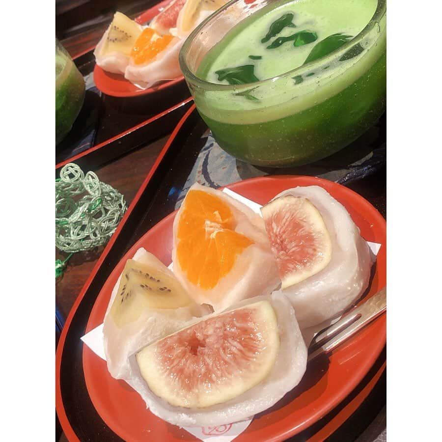 戸崎奈津さんのインスタグラム写真 - (戸崎奈津Instagram)「金沢グルメ🍰🍮🍊﻿ 気になるお店を巡る3日間、﻿ 食の為だけに行ってきました！ ﻿まずはスイーツ✨﻿ ﻿ 🍡菓舗 Kazu Nakashima﻿ #ひがし茶屋街 にある #フルーツ大福 と#お抹茶﻿ ﻿ 🍡 #マルガージェラート ﻿ #世界一のジェラート﻿ パイナップル セロリ リンゴのソルベ✨﻿ お店の外まで行列だった！ ﻿ 🍡#箔一 の #金箔ソフトクリー ム ﻿ #金箔のかがやきソフトクリーム﻿ ﻿ 🍡#自家焙煎東出珈琲店﻿ #近江町市場  #老舗喫茶店 #名物プリン 🍮﻿ ﻿ どれも有名店❣️﻿ 2泊3日じゃ足りない！﻿ 次はご飯編も→→✨﻿ ﻿ #菓舗KazuNakashima #みかん大福 #和菓子 ﻿ #カズナカシマ #和カフェ #金沢 #金沢グルメ #金沢スイーツ #マルガージェラート野々市店 #セロリのジェラート #🍦 #喫茶店 ﻿#金沢グルメ旅 #Kanazawa #Isikawa #sweets #instasweets #gourmet」8月11日 11時47分 - naa_tsu0827